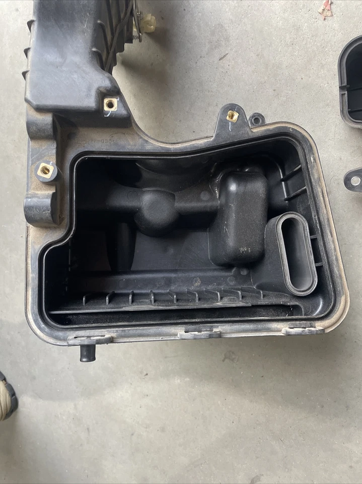 Suzuki Burgman  AN400  Air Cleaner Air Box 2007-2009  Oem 13700-05H00 - image 4 of 4