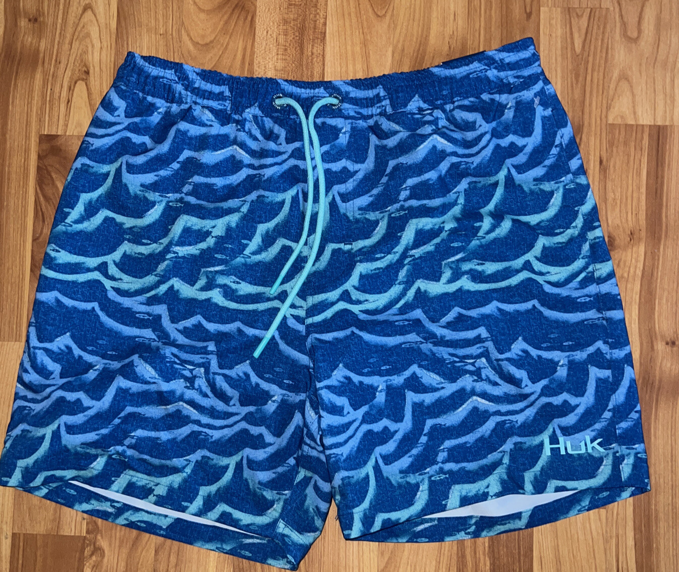HUK Men’s Pursuit Salt Dye Volley 5.5” Swim Shorts Beach Glass Size