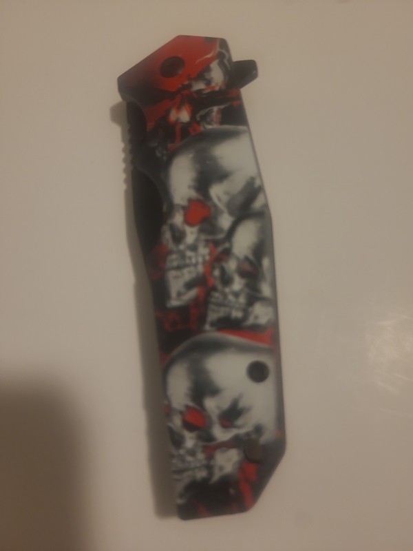 Pocket Knife With Skulls