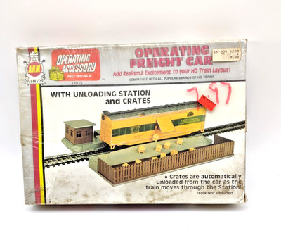 Vintage AHM HO Operating Freight Car Set with Unloading Station & Crates #11015
