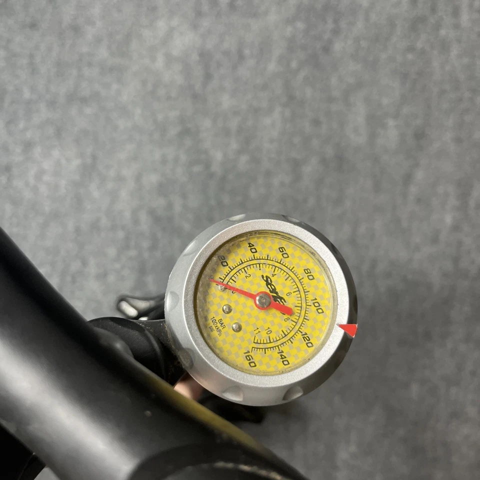 Bomba de suelo para bicicleta Serfas FP 200 bomba de aire para neumáticos usada Foto 3 de 4