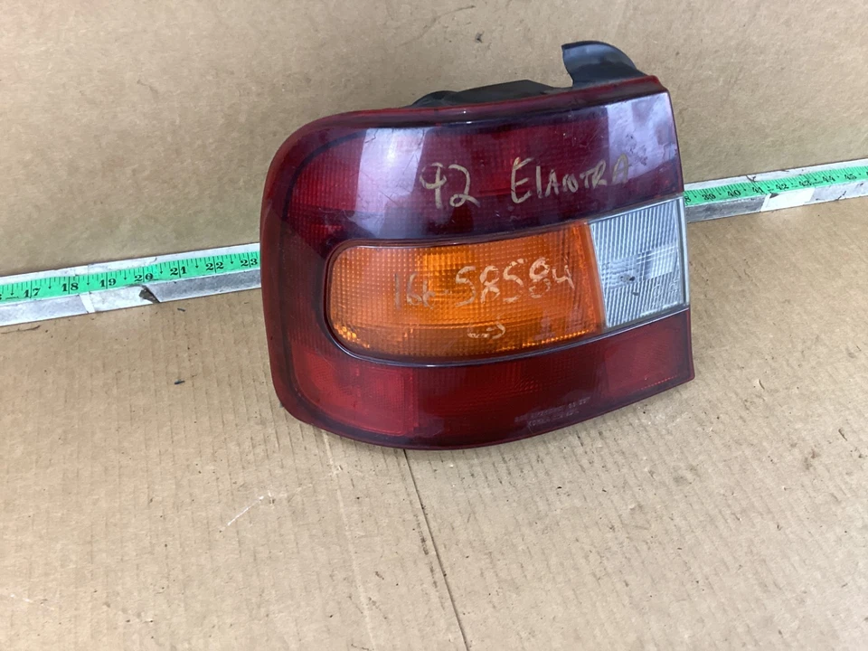 Conjunto de luz trasera izquierda del lado del conductor Hyundai Elantra 1992-1993 Foto 2 de 4