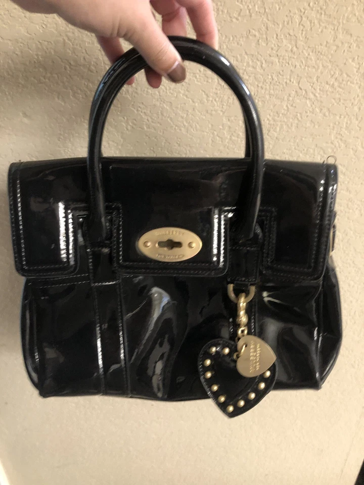 Cartera negra morera para target charol RARA con dije de corazón y herrajes dorados Foto 3 de 4