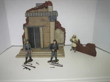 Ultimate Soldier XD 1/18 WWII Bombed French Building with 3 soldier figures