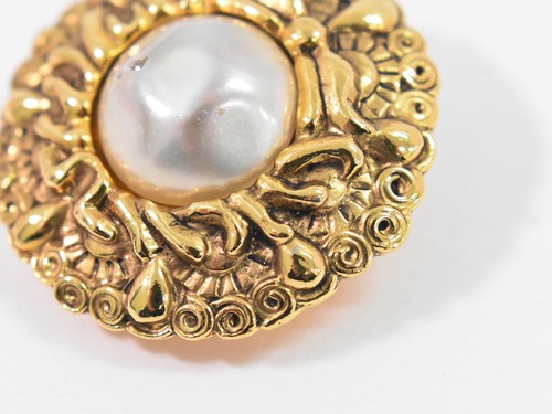 CHANEL Faux Pearl Gold Plated Round Earrings Clip - Picture 7 of 9