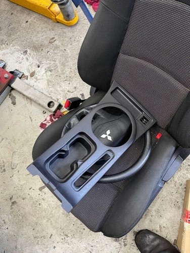 Mitsubishi 380 DB 05-08 Centre Shifter Surround Trim Cup Holders AUTO MANUAL - 第 1/1 張圖片
