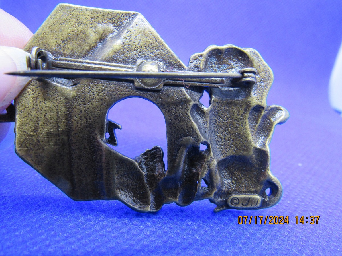 DogHouse Brooch View 3