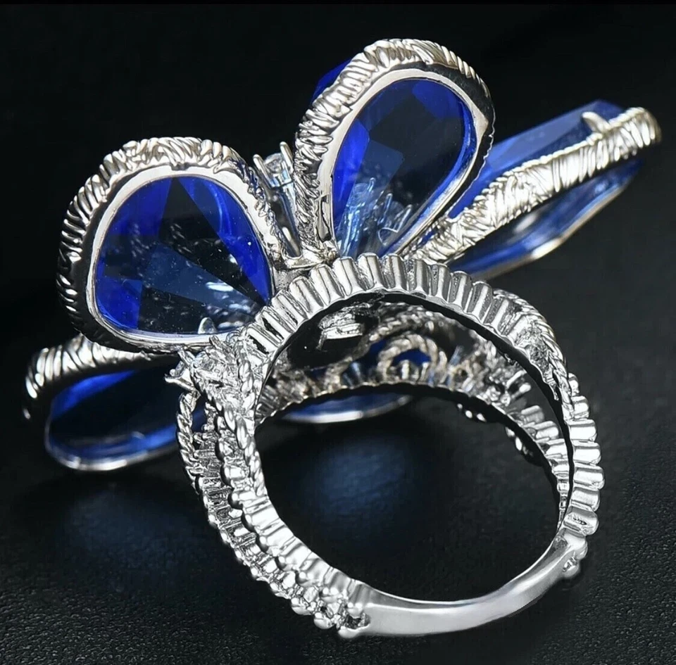 Anillo enchapado en oro blanco de 18k flor grande azul hecho con estilo de diseñador Swarovski talla 6 Foto 3 de 4
