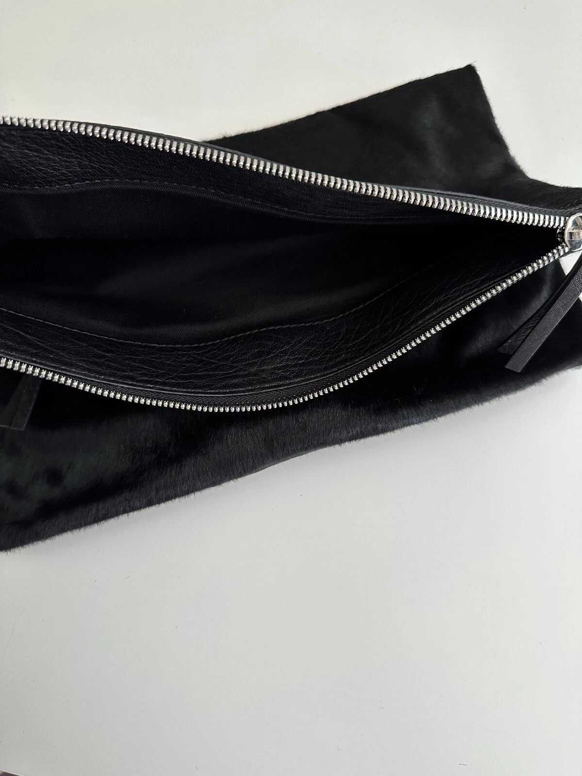 Pochette oversize pieghevole Alexander McQueen in pelle nera con capelli di vitello