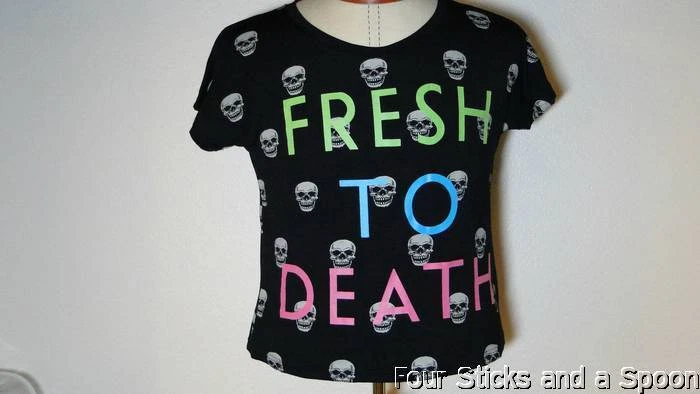Camisa calavera negra y color neón malo "NUEVA CON ETIQUETAS" para mujer "Fresh To Death" - Horizon NY Foto 2 de 3