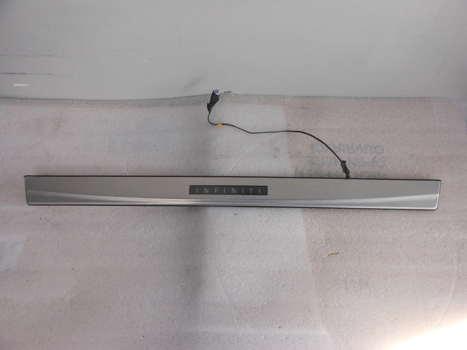 Infiniti M35 2006-2008 placa de desgaste delantera moldeada OEM Foto 2 de 4