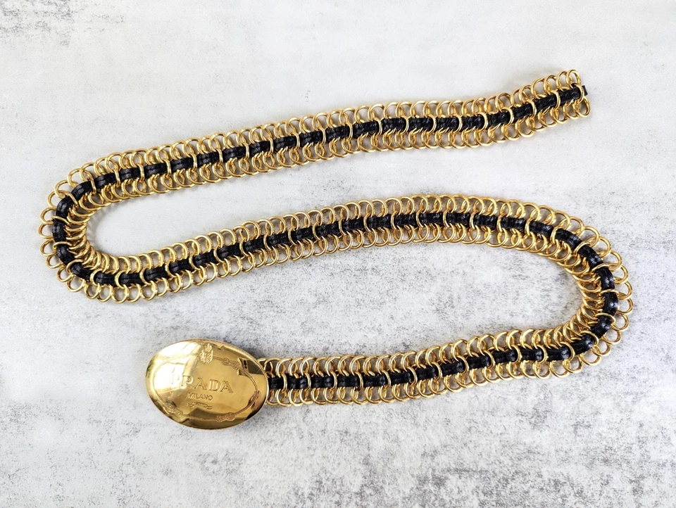 Cinturón de cadena dorada vintage PRADA, cuero negro entretejido, hebilla con logotipo en tono dorado Foto 4 de 4