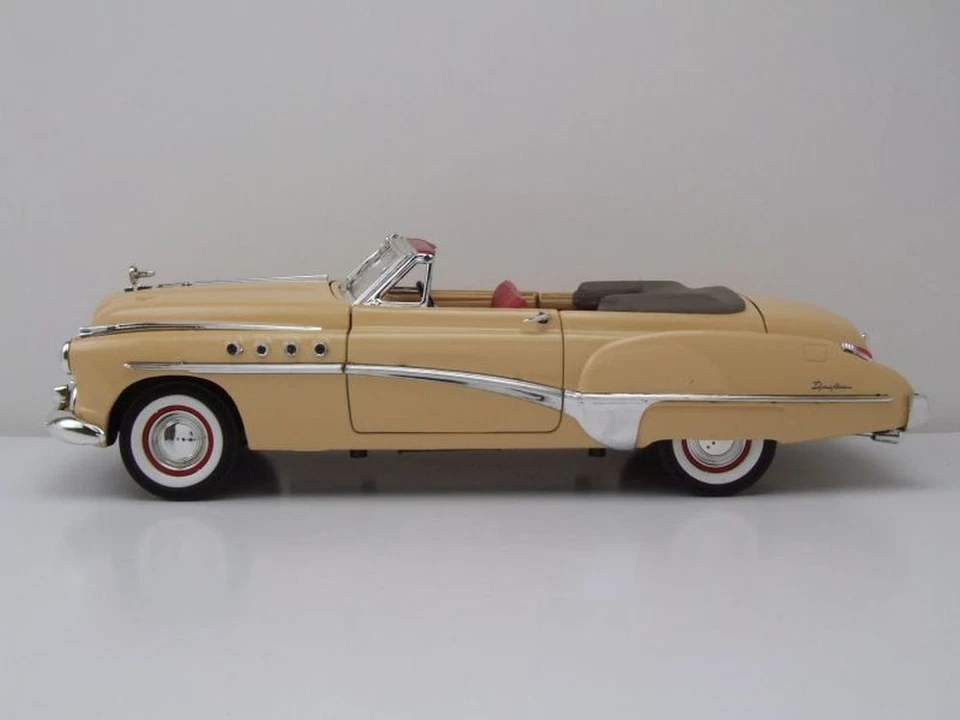 Buick Roadmaster Convertible 1949 Crema Modellino 1:18 MotorMax - Immagine 3 di 4