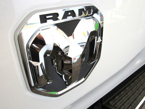 Dodge RAM 2019 cromo puerta trasera emblema de cabeza medallón nuevo fabricante de equipos originales Mopar - Imagen 7 de 12