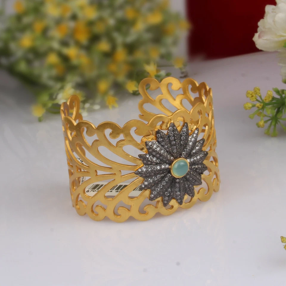 Brazalete ancho de latón chapado en oro azul calcedonia y circón brazalete de latón Foto 3 de 4