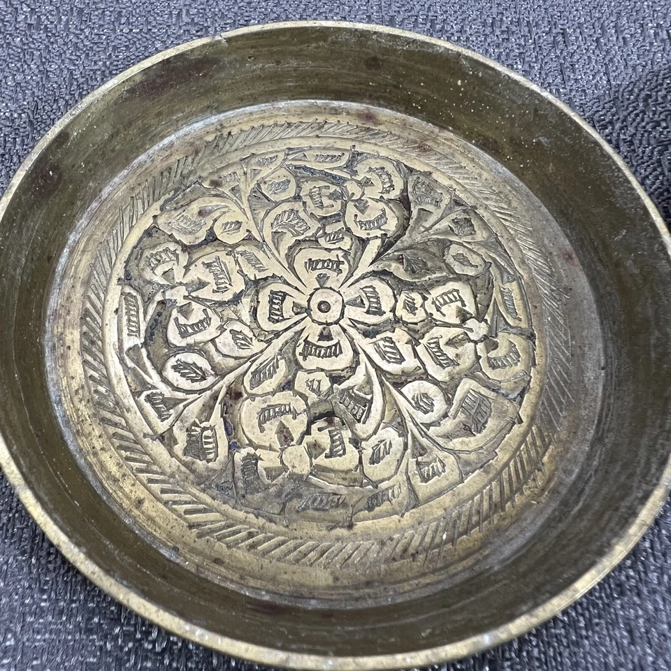 De Colección India Latón Sólido Pequeño Pin Plato Plato Posavasos Lote De 2 Motivos Borde Superior Foto 3 de 4