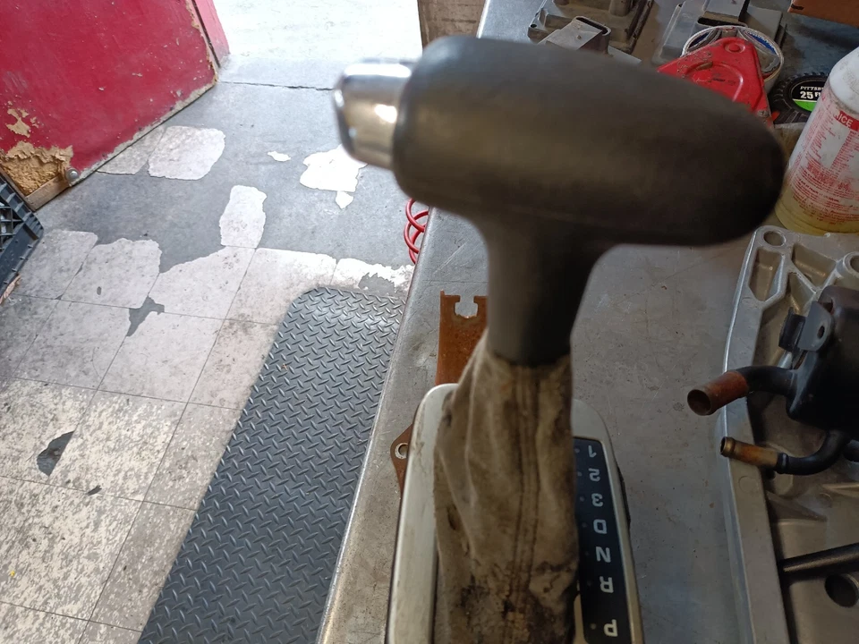 Saturn L200 2003 sedán palanca de cambios automática 2,2 usado Foto 3 de 4