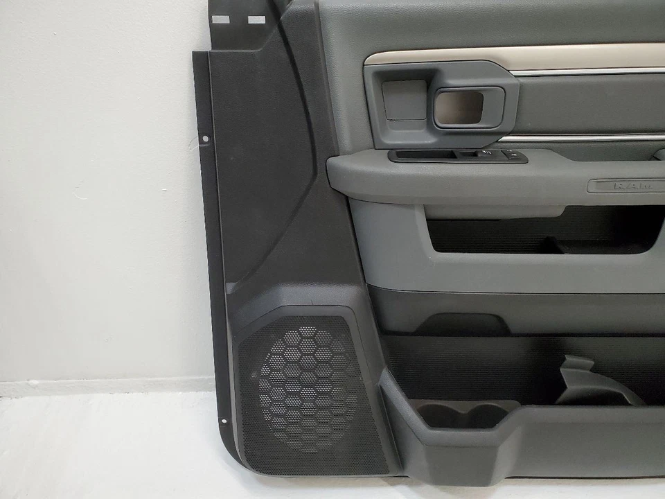 2018 TOYOTA RAM 1500 Passenger Front Door Trim Panel  - Imagem 4 de 4
