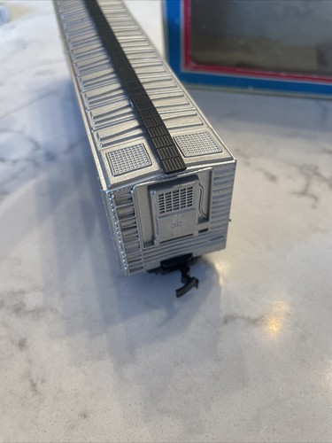 HO Scale Train Boxcar Burlington Northern Refrigerator 67908 Silver Model Power - Picture 4 of 7