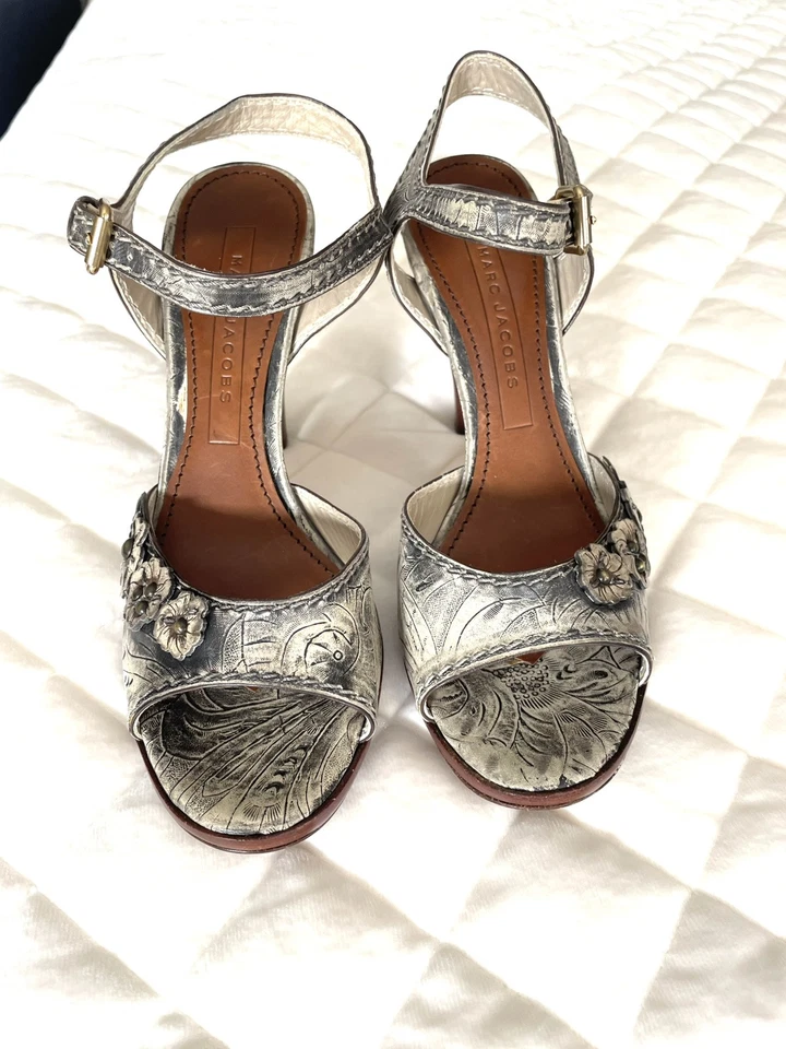 BOMBA NUEVA SIN CAJA $595 ULTRA RARA MARC JACOBS CORTE LÁSER CUERO GRIS CREMA TALLA 38 Foto 4 de 4