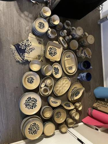 Pfaltzgraff Set of 127 piece’s, Folk Art Blue Tan Copyright USA No Crazing
