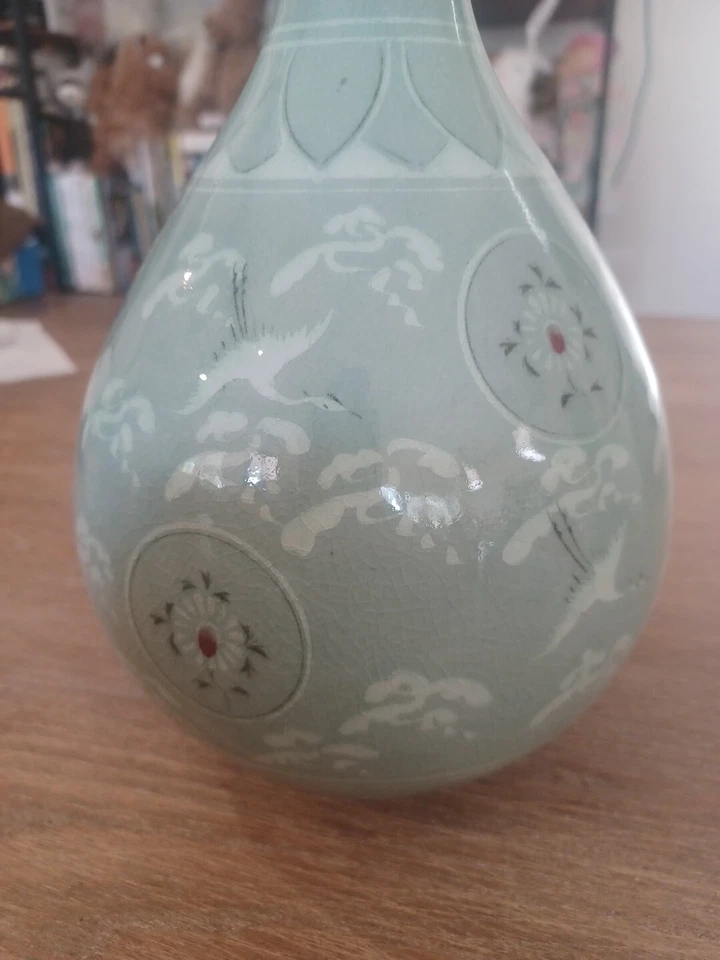 Jarrón Yuhuchun antiguo de porcelana Celadon arte grúas coreanas con incrustaciones del siglo XIX Foto 3 de 4