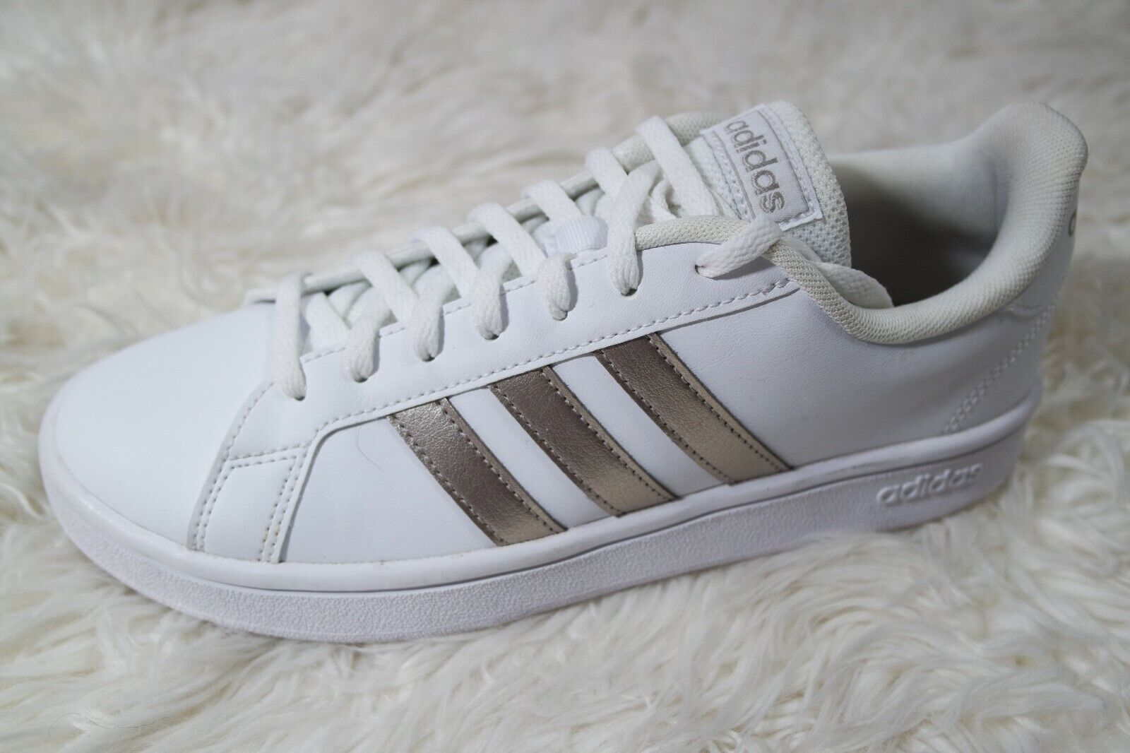Gezond Merchandising Natura Women's Sneakers adidas White / Silver Logo Strips Size 8 Low Top Lace Up |  eBay