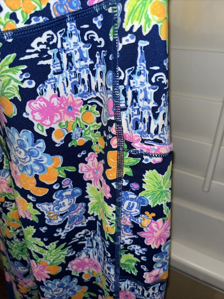 NUEVO CON ETIQUETAS 2024 Disney Parks x Lilly Pulitzer Weekender Leggings de tiro alto grandes Foto 2 de 4