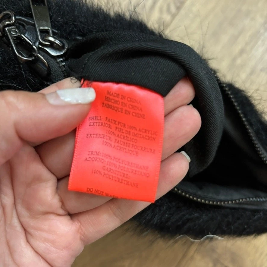 Bolso clutch bandolera peludo negro Foto 3 de 4