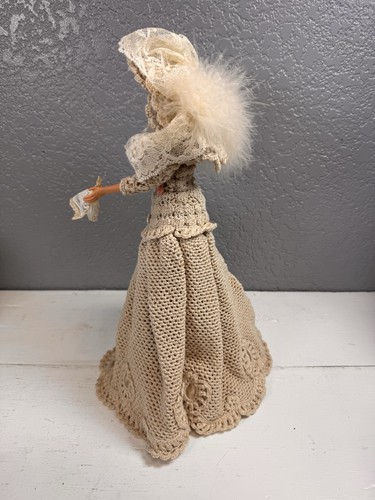 Abito vintage all'uncinetto a mano, bambola Barbie bellissimo vestito colore avorio, cappello - Foto 3 di 18