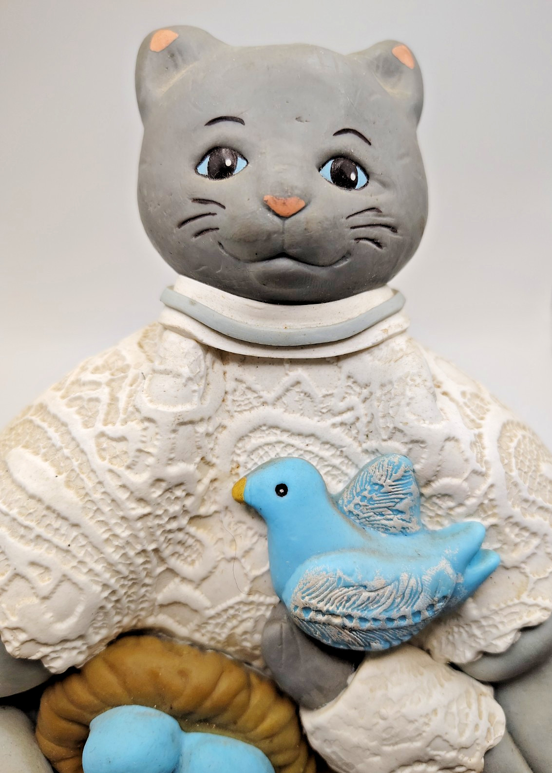 Arte popular colgante de pared gato de Cynthia Madrid grande 18' vestido sosteniendo nido de pájaro