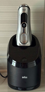 Braun Wet & Dry Herren Rasierapparat Folienkopf mit Ladestation Schwarz/Silber