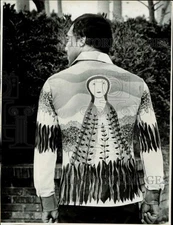 1975 Press Photo A man shows the print on the back of his button-down shirt