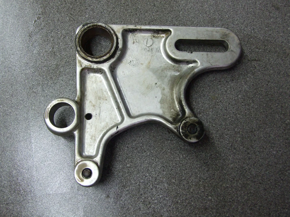 Colgador de montaje de pinza de freno trasero Ducati ST3 + pernos Foto 2 de 2