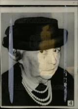 1937 Press Photo Mrs D Buchanan Merry Man - dfpd31743