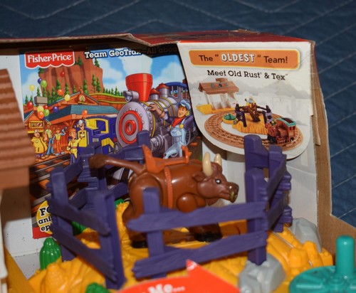 Fisher-Price GEO TRAX Rope n Ride Ranch The Oldest Team Meet Old Rust & Tex CCB2 - Picture 4 of 11