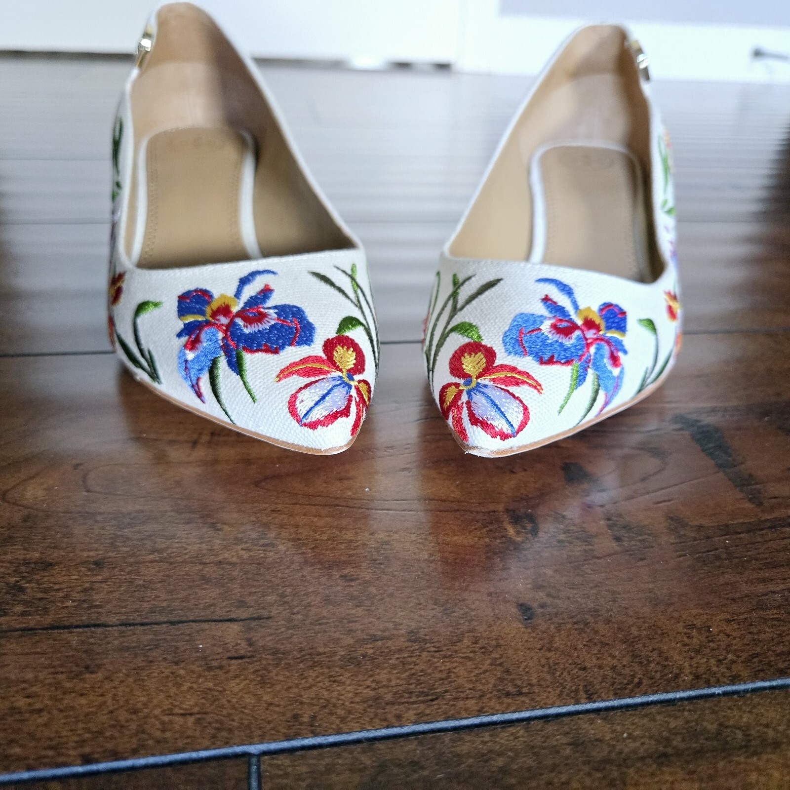 Tory Burch Elizabeth Painted Iris Embroidered Canvas Kitten Heel Pumps Size 8.5M thumbnail 19