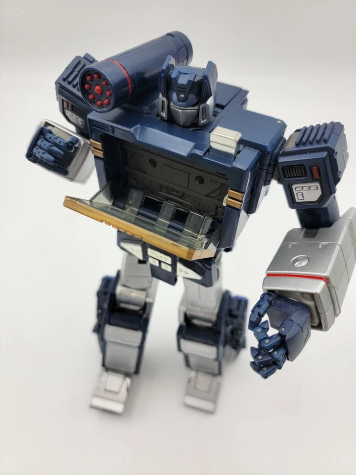 Takara Tomy Transformers Masterpiece MP-13 Soundwave with Cassette 9" Figure - Image 4 of 4