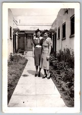 Vtg B&W Snapshot Two Stylish Women In 1940s Fashion Hats & Dresses Courtyard