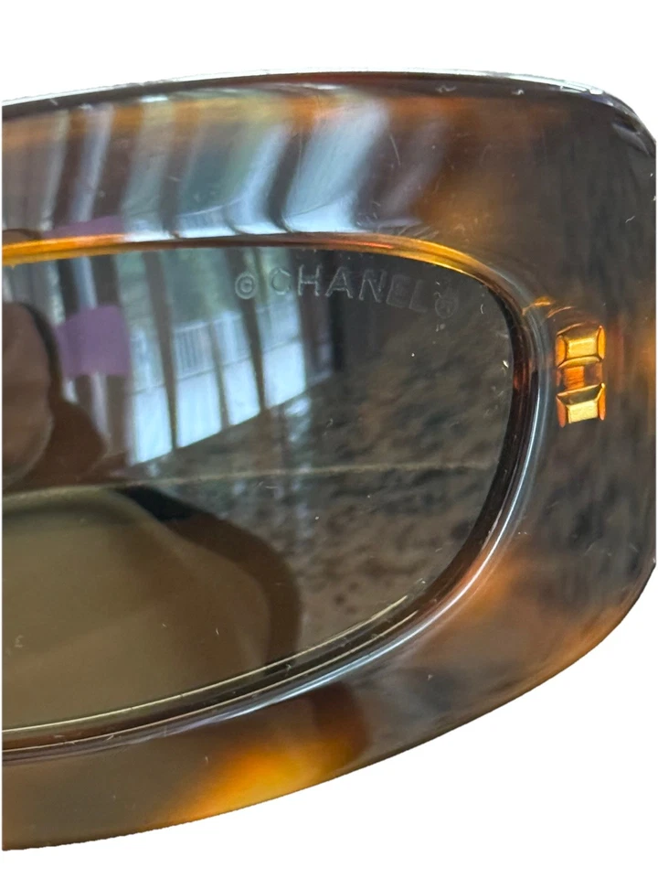 CHANEL 5006 Tortoise Quilted Arm Sunglasses - 53-19 135 -Vintage Made In Italy - Image 4 of 4