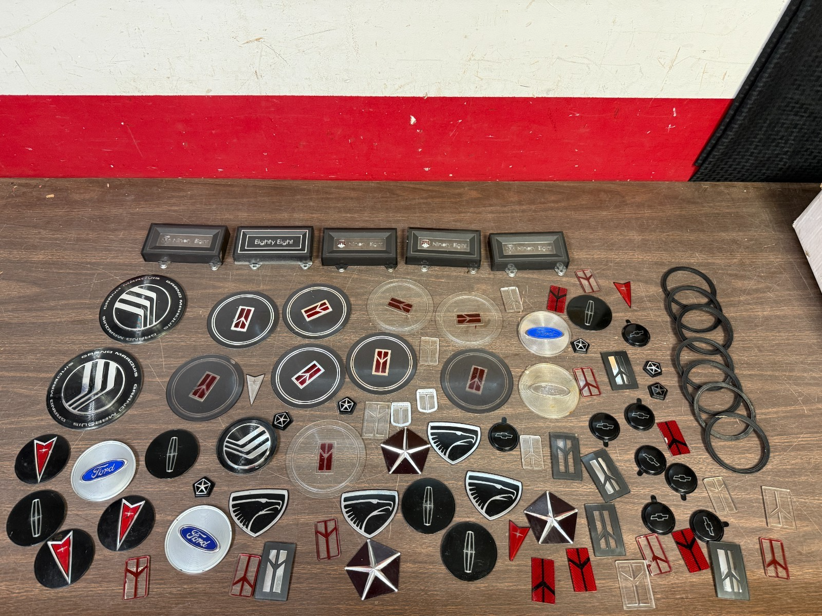 LOT OF VINTAGE 1980'S 1990'S BUICK OLDSMOBILE CHEVY MERCURY EMBLEMS 426