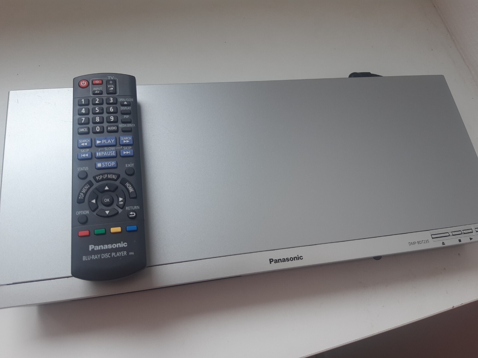 Panasonic DMPBDT235 Blu Ray Disc Player mit Panasonic Fernbedienung