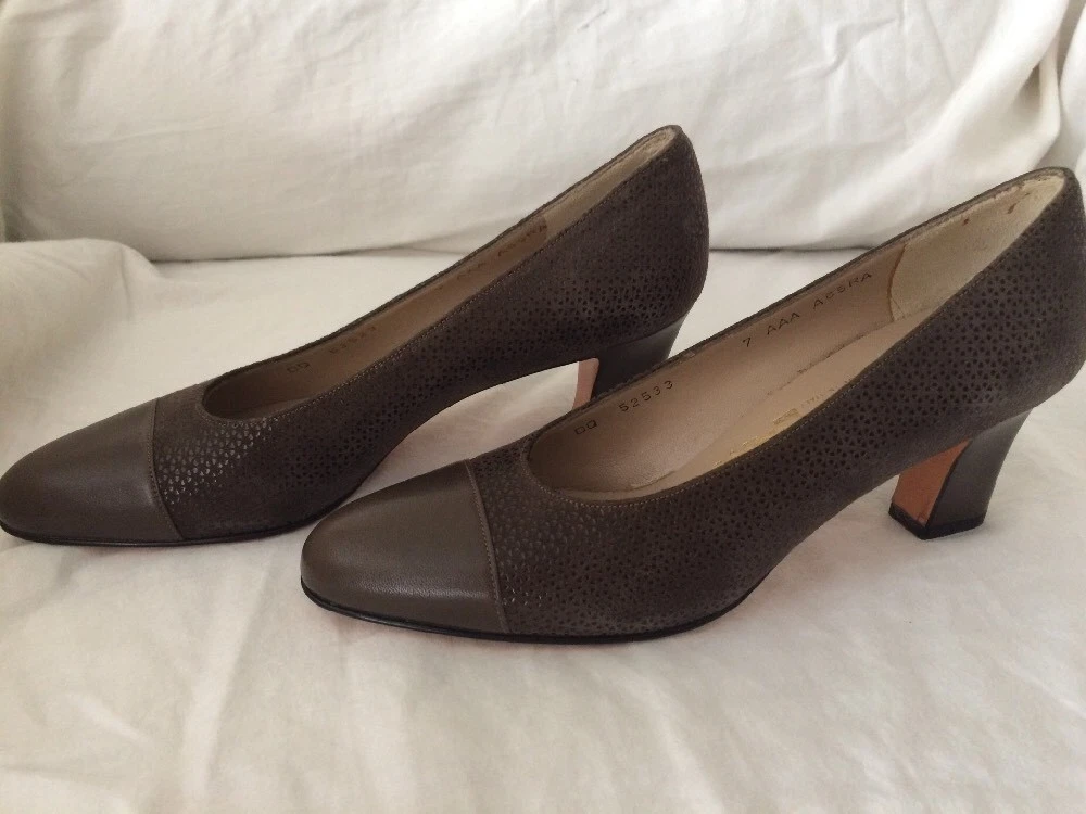 Salvatore Ferragamo Used Womens 7 AAA extra narrow Brown Suede