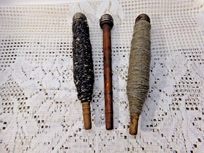VINTAGE WOOD SEWING SPOOLS BOBBINS SPINDLES 3 PC  2 W/THREAD COMMERCIAL TEXTILE