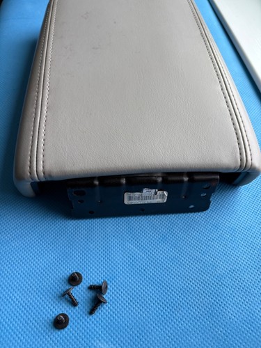 2008-2017 GMC ACADIA CHEVY TRAVERSE ENCLAVE ARMREST CONSOLE LID LIGHT GRAY OEM - Picture 3 of 4