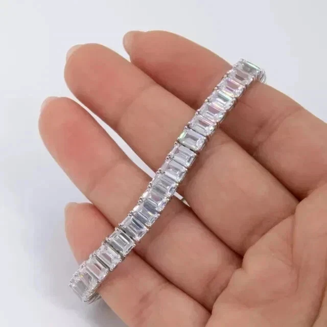 Brazalete de tenis de diamantes de corte baguette de 22 quilates enchapado en oro blanco de 14 quilates de 7,5" Foto 2 de 4