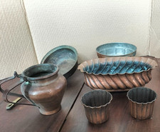 Lotto 6 Antichi oggetti in Rame lavorati a mano Brocca Vassoio Paiolo Tazze