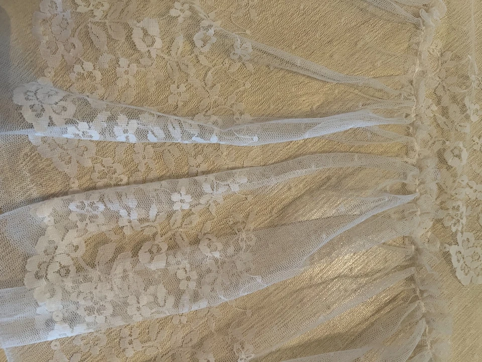 VTG lace shawl Off White triangle 39" long x 73" wide floral Pattern - Pretty! - Image 3 of 4