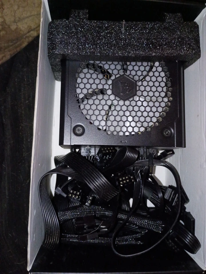 Fuente de alimentación ATX totalmente modular certificada Corsair CX750F RGB 750W 80 Plus bronce  Foto 2 de 2