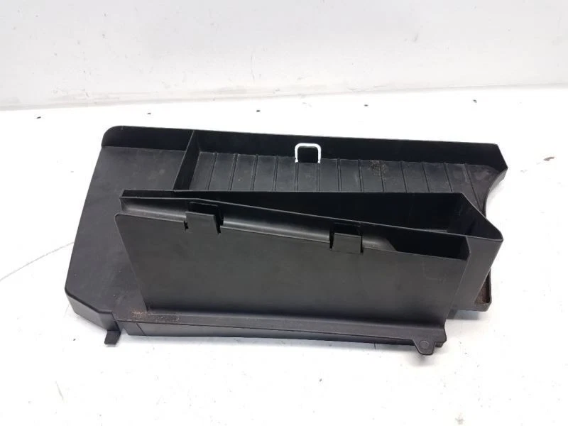 1995 BMW 318I (1.8L / 5MT / 2 portas) tampa da caixa de bateria PN: 81323375147 - Imagem 2 de 4